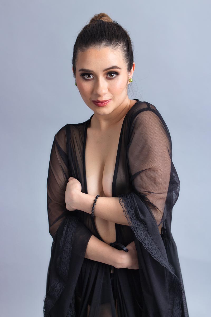 Retrato de Flor Jesarelt con brazos cruzados y bata negra semitransparente, mirada directa a cámara, sesión editorial fashion CDMX, fotografía por Josué Palma