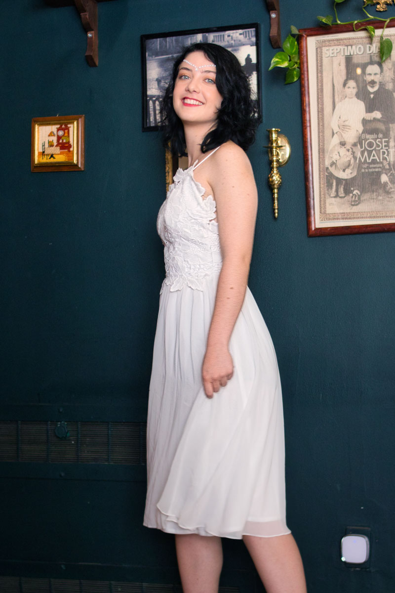 Victoria Daninisa de perfil con vestido blanco de encaje y tocado de perlas, sesión editorial en interior vintage CDMX, fotografía por Josué Palma